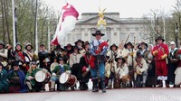Satu kelompok parade berpose di depan Istana Buckingham.