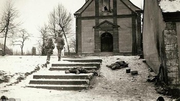 Tentara AS menggerebek gedung persembunyian tentara Jerman. Ada mayat di luar. Foto: Argunners.com