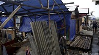 Sebagian rumah masih beratap terpal.
