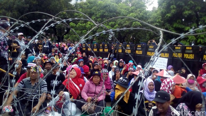 Guru Honorer Kembali Demo di Depan Istana, Lalin Macet