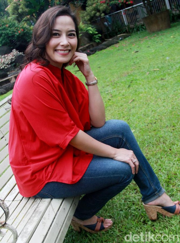 Vonny Cornelia menikah dengan kekasihnya di bawah langit biru