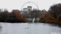 Pemandangan London Eye dari jembatan taman St. Jamess Park.