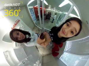Selfie Time! Wajah Cantik dan Konyol Tatjana dan Wulan Guritno