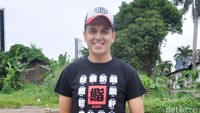 Pada kesempatan tersebut, aktor berusia 22 tahun itu tampil kasual dengan kaus hitam bertuliskan huruf Jepang, jeans, boots hitam, dan topi. Pool/Ismail/detikFoto.