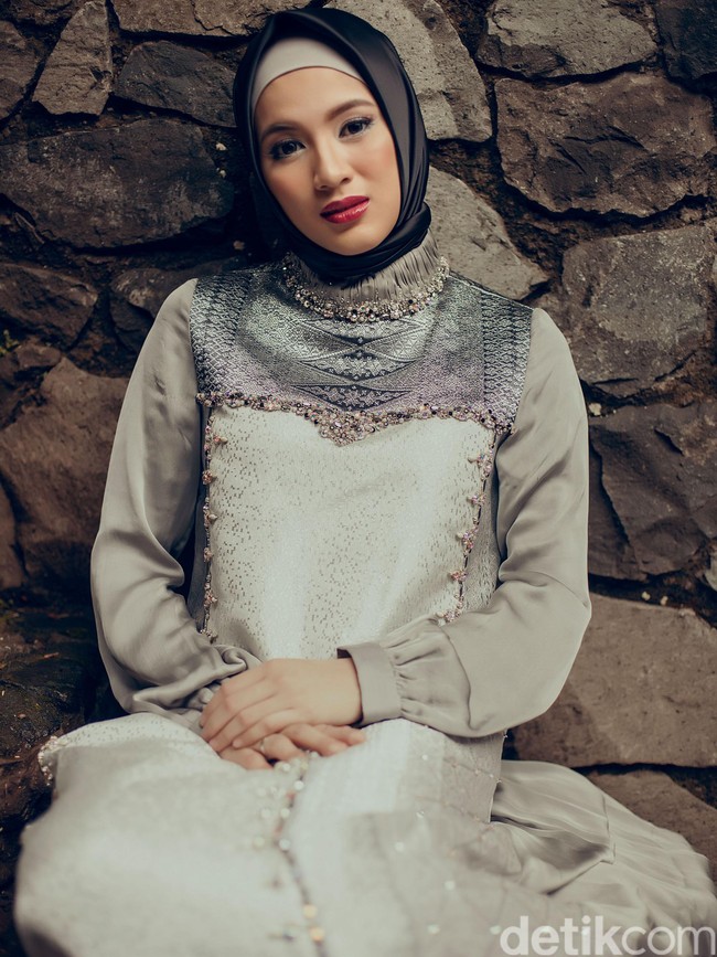 Wardrobe: Shafira. Fotografer: Zaky Akbar. Makeup Artist: Caroline Septerita (Instagram: @carolinasepteritabeauty). Stylist: Rahmi Anjani. Model: Alyssa Soebandono.