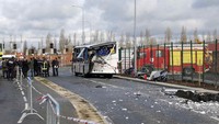 Bus sekolah dan truk yang membawa sampah ini bertabrakan dalam posisi berhadap-hadapan pada Kamis (11/2) pagi sekitar pukul 07.15 waktu setempat di dekat Rochefort, wilayah Charente-Maritime bagian barat. REUTERS/Regis Duvignau.