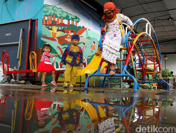 Sejumlah anak didampingi gurunya tengah bermain di Pendidikan Anak Usia Dini (PAUD) Bintang Ceria, Pejagalan, Tambora, Jakarta, Jumat (12/2/2016). Sekolah yang berada di kolong jembatan layang tersebut tidak memungut biaya karena sebagian besar muridnya yang berjumlah 89 siswa berasal dari keluarga yang tidak mampu. Para guru yang mengajar juga secara Sukarela demi mencerdaskan generasi penerus bangsa. Rachman Haryanto/detikcom.