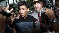 Dua korban kasus tersebut, yaitu Irwansyah Siregar dan Dedi Mulyadi juga datang ke KPK.