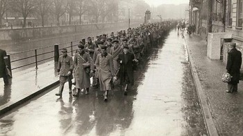 Tentara Jerman yang menyerah di tangan pasukan Sekutu. Foto: Argunners.com