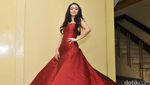Si Eneng Makin Cantik! Zaskia Gotik Menawan Bergaun Merah