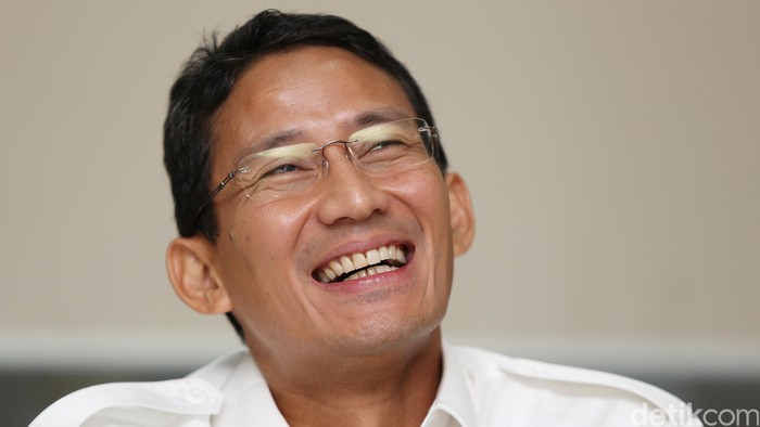 Sandiaga Salahudin Uno atau sering dipanggil Sandi Uno (lahir di Rumbai, Pekanbaru, 28 Juni 1969; umur 46 tahun[1]) adalah pengusaha asal Indonesia.[2] Sering hadir di acara seminar-seminar, Sandi Uno yang berdarah Gorontalo ini kerap memberikan pembekalan tentang jiwa kewirausahaan (entrepreneurship), utamanya pada pemuda