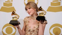 Pada tahun 2012, ia kembali membawa pulang piala Grammy dari kategori Best Country Solo Performance dan Best Country Song. Kevork Djansezian/Getty Images/detikFoto.
