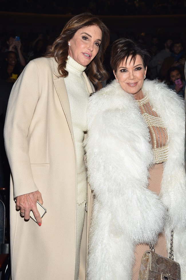 Mantan suami Kris Jenner tersebut memutuskan untuk menjadi wanita di tahun 2015. Setelah bercerai dengan Kris, ayah Kendall dan Kylie Jenner tersebut mulai bertransformasi menjadi wanita sepenuhnya, mulai dari memanjangkan rambut, memakai dress, hingga memiliki payudara. Foto: Dimitrios Kambouris/Getty Images