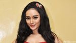 Si Eneng Makin Cantik! Zaskia Gotik Menawan Bergaun Merah