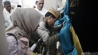 Bakal Calon Gubernur dari Partai Gerindra, Sandiaga Uno berziarah ke Makam Habib Asyatiri di kawasan Makam Keramat Kampung Bandan, Jakarta Utara, Jumat (12/2/2016).