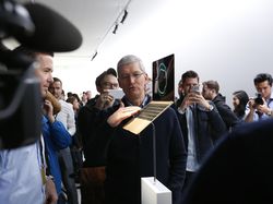 Sosok CEO Apple yang Setahun Diteror Wanita Asing