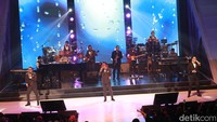 Kahitna sukses menggelar konsernya tunggal di Jakarta. Nuansa romantis terasa di konser yang diberi tajuk Kahitna 30 Years Anniversary Love Festival. Pool/Gus Mun/detikFoto.