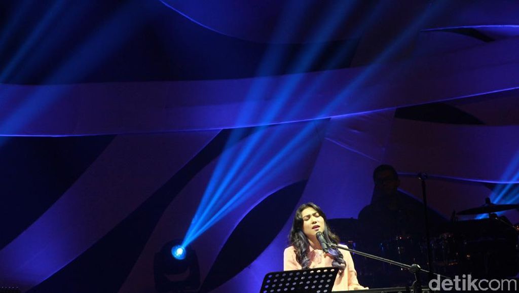 Ups! Isyana Sarasvati Jatuh di Panggung Konser 30 Kahitna