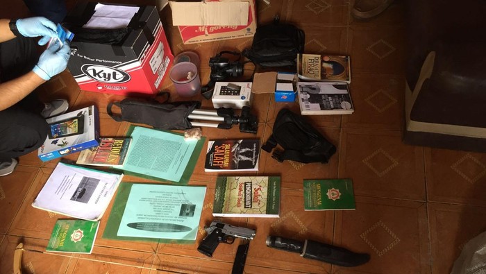 2 Terduga Teroris Diringkus di Karawang, ini Barang Bukti yang Disita
