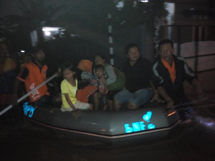 Banjir di Cipinang Melayu, Warga Dievakuasi dengan Perahu Karet