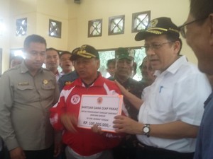 Tinjau Korban Banjir di Bangka, Ketua DPD Serahkan Bantuan Rp 100 Juta