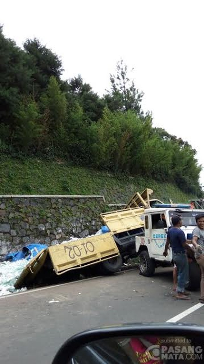 Truk Terperosok Masuk Parit di Puncak, Arus Lalu Lintas ke Cipanas Tersendat