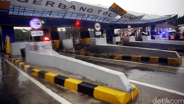 Perbaikan Atap Gerbang Tol Cikunir yang Roboh Diperkirakan Sebulan