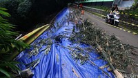 Longsor tesebut disebabkan tingginya curah hujan dan tidak adanya pembatas dinding turap yang menyebabkan tanah mudah ambles.