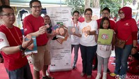 CEO CIMB Niaga Tigor siahaan, perwakilan PMI yang juga ketua CNC CIMB Club Niaga Lingga Dwisaputra dan kepala biro humas KPK Yuyuk Andriati saat memberikan sosialisasi kepada pengunjung wahana bermain dunia fantasi ancol, jakarta(14/2/2016).