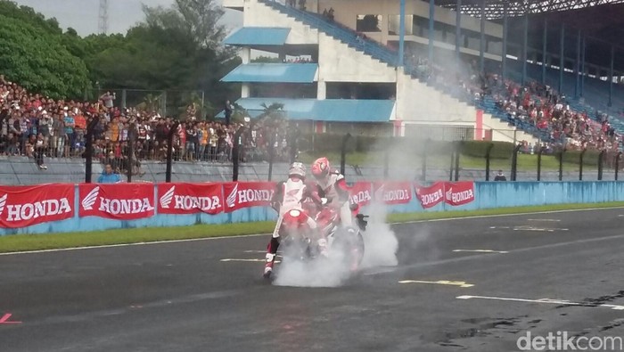 Ketika Marc Marquez dan Dani Pedrosa Beratraksi dengan Honda CBR150R