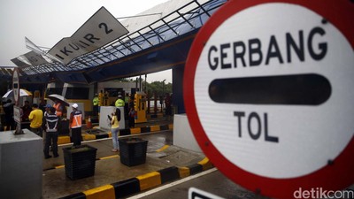 Penampakan Gerbang Tol Cikunir 2 yang Roboh