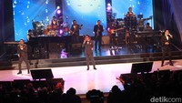 Kahitna 30 Years Anniversary Love Festival dibuat layaknya sebuah festival musik diisi oleh lebih dari 20 musisi. Pool/Gus Mun.