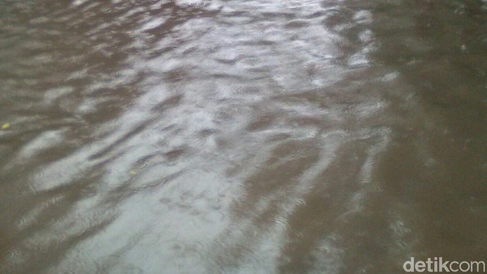 Ada Genangan 30-40 cm di Kawasan Mampang, Kendaraan Sulit Melintas