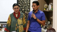 Wakil Ketua Dewan Pertimbangan Partai Gerindra yang juga bakal calon Gubernur DKI Jakarta, Sandiaga Uno bersama Ibunda Mien R Uno memberi pelatihan Pengelolaan keuangan usaha kepada peserta program Perempuan Hebat, Perempuan Mandiri di Jakarta, Minggu (14/2/2016).