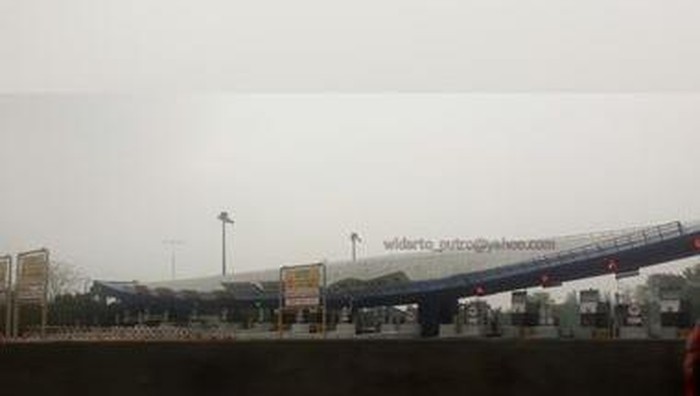 Gerbang Tol Cikunir 2 yang Roboh Masih Ditutup, Kendaraan Dialihkan via Halim
