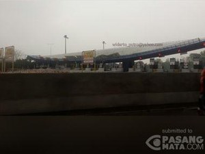 Gerbang Tol Cikunir 2 yang Roboh Masih Ditutup, Kendaraan Dialihkan via Halim