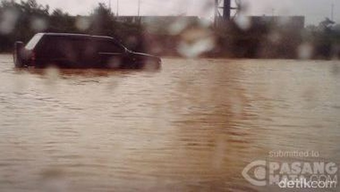 Genangan Air 30 Cm Sebabkan Macet Tol Cikampek