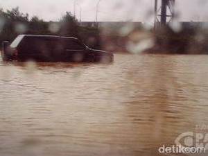 Genangan Air 30 Cm Sebabkan Macet Tol Cikampek