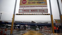 Atap gerbang Tol Cikunir 2 yang roboh saat ini dalam perbaikan oleh Jasa Marga.