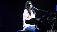 Salah satu musisi yang ikut dalam Kahitna 30 Years Anniversary Love Festival adalah Isyana Sarasvati. Pool/Gus Mun.