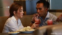 Bella Shofie menikahi pengusaha yang berdomisili di Papua, Suryono. Sang pria sangat kaya raya, tapi ternyata Bella Shofie cuma istri muda. Tak pakai lama, keduanya cerai begitu saja. Foto: Dok. detikHOT