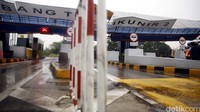 Sementara kendaraan yang hendak ke Tol Jagorawi dialihkan keluar UKI.