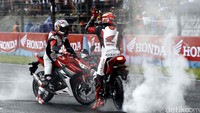 Keduanya menyapa ratusan penggemarnya yang sudah memadati Sirkuit Sentul, Jakarta.