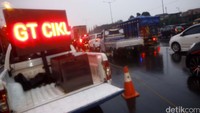 Atap gerbang Tol Cikunir 2 yang roboh saat ini dalam perbaikan oleh Jasa Marga.