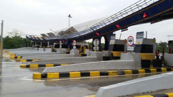 Gerbang Tol Cikunir 2 Roboh Kena Angin Puting Beliung, Tak Ada Korban Jiwa