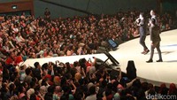 Ribuan penonton memadati Love Area Jakarta Convention Center Senayan, Sabtu (13/2/2016). Pool/Gus Mun.