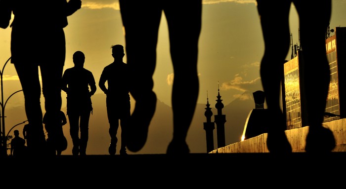 Sejumlah pelari saling berlomba pada Makassar Half Marathon 2016 di Makassar, Sulawesi Selatan, Minggu (14/6). Lomba lari maraton dalam rangka HUT ke-43 Bosowa yang memperlombakan nomor lari 5K, 10K, dan 21K tersebut sebagai ajang mempromosikan kota Makassar dan diikuti 2.501 peserta dari delapan negara.  ANTARA FOTO/Yusran Uccang/ama/16