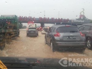 Laju Kendaraan di Km 62 Tol Cikampek di Bawah 30 Km per Jam