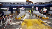 Gerbang Tol Cikunir 2 roboh setelah hampir seharian ditempa hujan dan angin kencang yang mengguyur wilayah Jakarta dan sekitarnya, Minggu (14/2/2016).