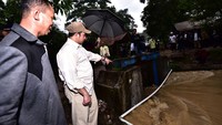 Menteri Marwan Jafar meninjau Situ Binong di Desa Hegarmukti, Bekasi, Jawa Barat, Minggu (14/2/2016). 